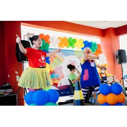 Pacientes, familiares e profissionais do Hospital Infantil Waldemar Monastier - FUNEAS recebem o projeto Medicando Alegria